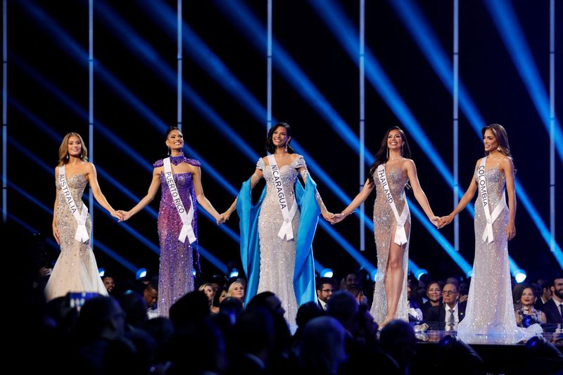 © Reuters. Miss Australia Moraya Wilson, Miss Puerto Rico Karla Guilfu, Miss Nicaragua Sheynnis Palacios, Miss Thailand Anntonia Porsild and Miss Colombia Camila Avella the top five finalists, take part in the 72nd Miss Universe pageant in San Salvador November 18, 2023. REUTERS/Jose Cabezas/File Photo