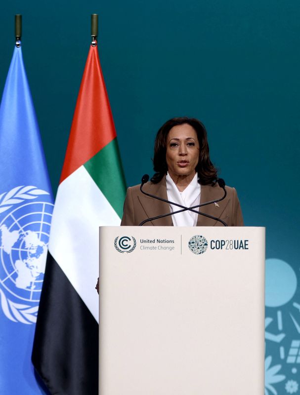 &copy; Reuters. كاملا هاريس نائبة الرئيس الأمريكي تلقي كلمة خلال قمة الأمم المتحدة المعنية بتغير المناخ كوب28 في دبي يوم السبت. تصوير: عمرو الفقي - رويترز.  
