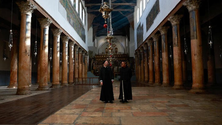 &copy; Reuters. Dos religiosos en la Iglesia de la Natividad en Belén, Cisjordania. 2 diciembre 2023. REUTERS/Ammar Awad
