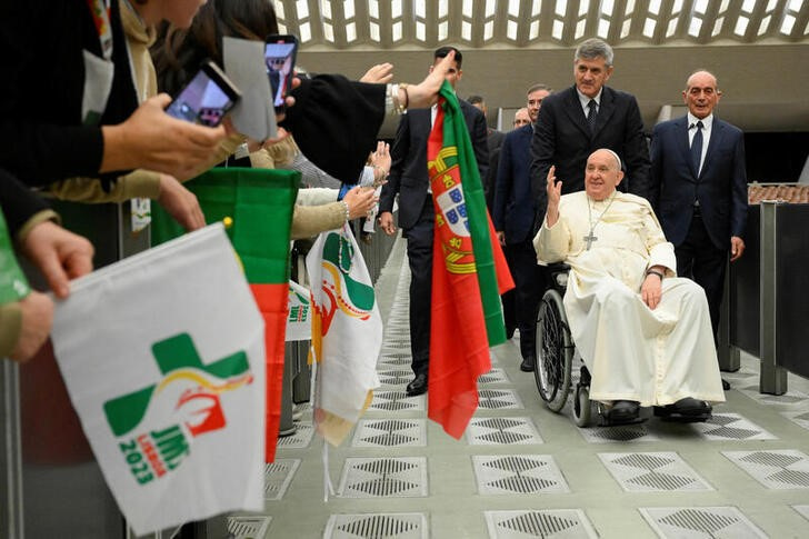 &copy; Reuters. El Papa Francisco saluda a los asistentes a un encuentro en el Vaticano. 30 noviembre 2023. Vatican Media/Simone Risoluti/entrega vía Reuters. ATENCIÓN EDITORES - ESTA IMAGEN FUE ENTREGADA POR UNA TERCERA PARTE. 