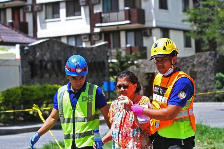 Un fuerte sismo en Filipinas provoca alertas de tsunami y evacuaciones