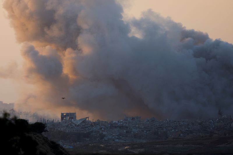 © Reuters. سحب الدخان الكثيف تتصاعد عقب غارة جوية إسرائيلية على غزة كما شوهدت من جنوب إسرائيل يوم السبت . تصوير : ألكسندر إيرموشينكو - رويترز .  