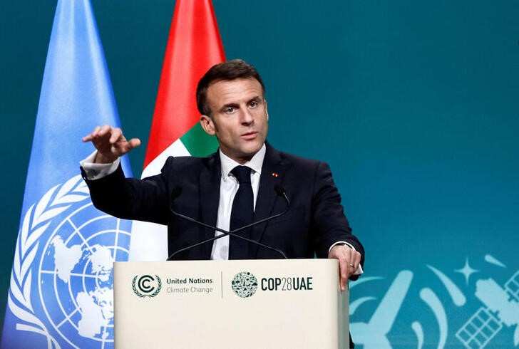 &copy; Reuters. El presidente francés, Emmanuel Macron, habla durante la cumbre climática COP28 en Dubái, EAU. 1 diciembre 2023. REUTERS/Thaier Al Sudani