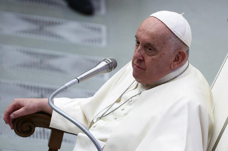 &copy; Reuters. El Papa Francisco asiste a un encuentro en el Vaticano. 30 noviembre 2023. REUTERS/Guglielmo Mangiapane