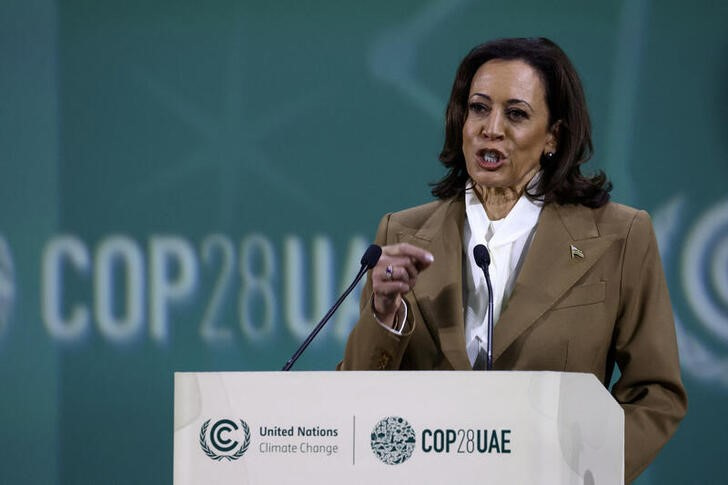&copy; Reuters. La vicepresidenta de EEUU, Kamala Harris, habla durante la cumbre climática COP28 en Dubái, EAU. 2 diciembre 2023. REUTERS/Amr Alfiky
