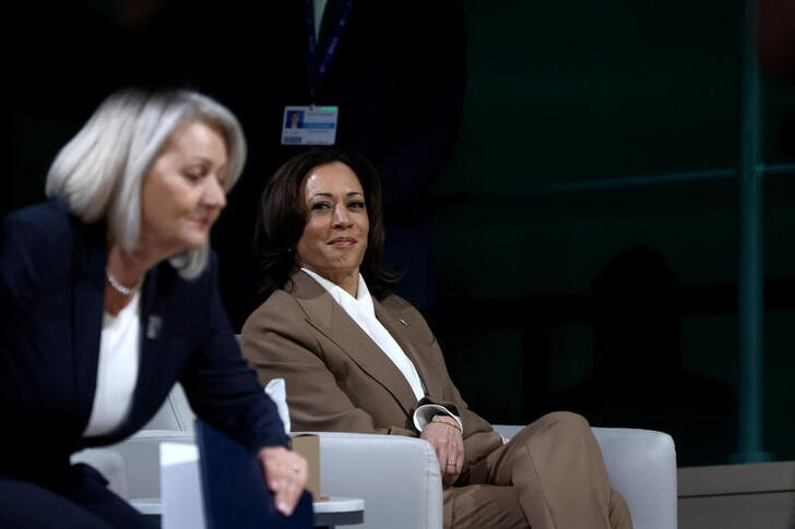 &copy; Reuters. La vicepresidenta de EEUU, Kamala Harris, habla durante la cumbre climática COP28 en Dubái, EAU. 2 diciembre 2023. REUTERS/Amr Alfiky