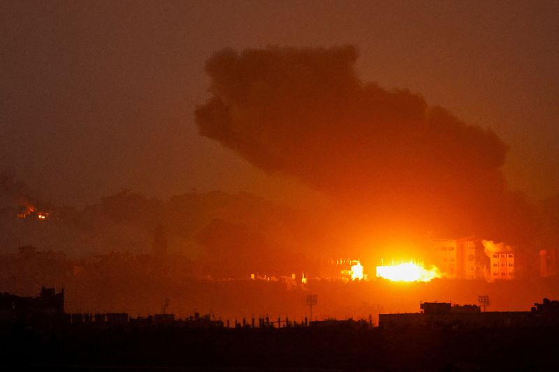 &copy; Reuters. سحب من الدخان المتصاعد في سماء قطاع غزة بعد غارة إسرائيلية وسط استمرار الصراع بين إسرائيل وحركة المقاومة الإسلامية (حماس) كما تبدو من جنوب إ