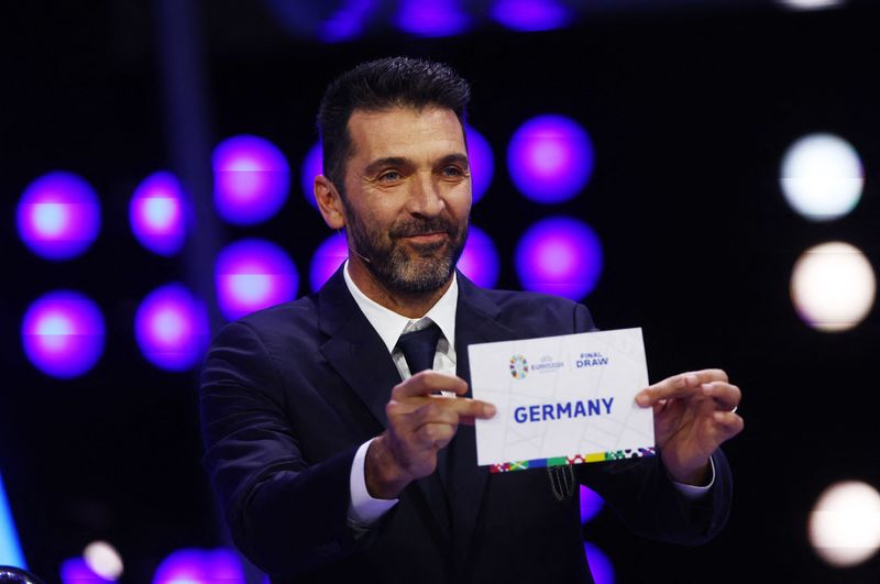 &copy; Reuters. جانلويجي بوفون يسحب ورقة ألمانيا في قرعة دور المجموعات ببطولة أوروبا لكرة القدم 2024 التي أجريت في قاعة إلبفيلهارموني للحفلات في هامبورج بأل