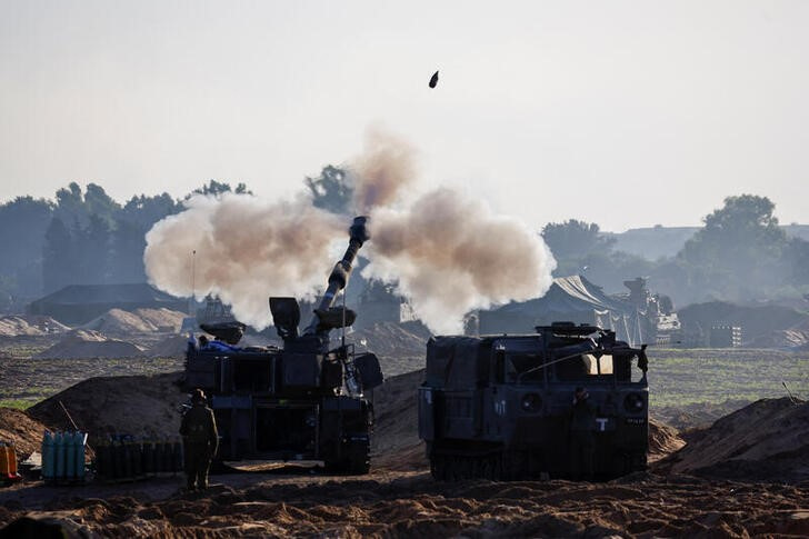&copy; Reuters. Una unidad de artillería móvil dispara contra la Franja de Gaza desde Israel. 2 diciembre 2023. REUTERS/Amir Cohen