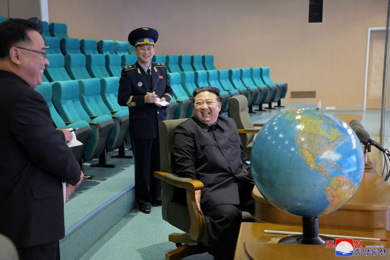 &copy; Reuters. زعيم كوريا الشمالية كيم جونج أون يزور مركز المراقبة العامة في بيونجيانج التابع للإدارة الوطنية لتكنولوجيا الفضاء يوم 25 نوفمبر تشرين الثاني