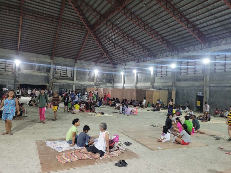 &copy; Reuters. People gather at an evacuation center, in the aftermath of an earthquake, in Hinatuan, Surigao del Sur, Philippines December 2, 2023. Hinatuan LGU/Handout via REUTERS   