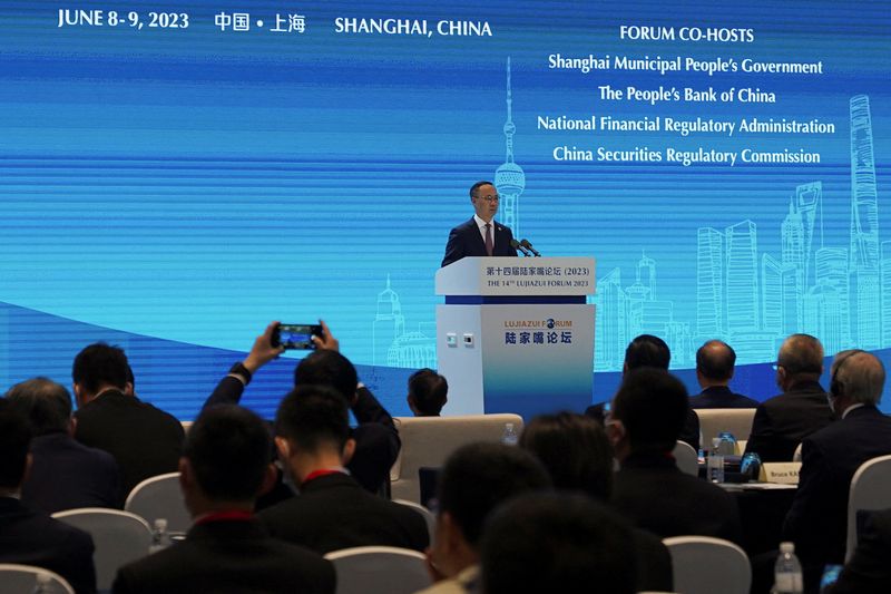 &copy; Reuters. FILE PHOTO: Li Yunze, director of China's National Financial Regulatory Administration (NFRA), speaks at the Lujiazui Forum in Shanghai, China June 8, 2023. REUTERS/Jason Xue/File Photo