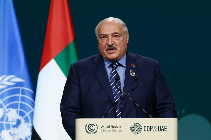 &copy; Reuters. رئيس روسيا البيضاء ألكسندر لوكاشينكو يلقي بيانا في قمة معنية بالمناخ خلال فعاليات مؤتمر الأمم المتحدة المعني بتغير المناخ (كوب28) في دبي يوم 