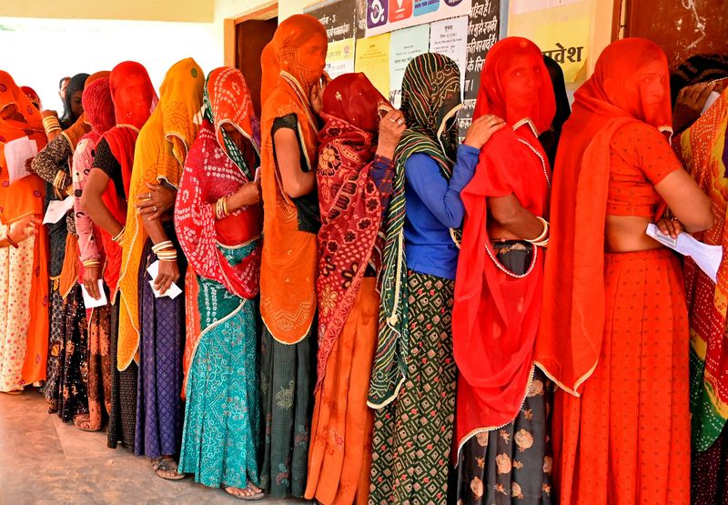 &copy; Reuters. نساء ينتظرن في طوابير للإدلاء بأصواتهن في مركز اقتراع خلال الانتخابات الإقليمية بولاية راجاستان في الهند يوم 25 نوفمبر تشرين الثاني 2023 في صو