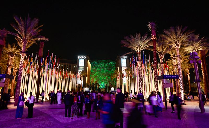 © Reuters. Delegates walk at Dubai's Expo City during the United Nations Climate Change Conference (COP28), in Dubai, United Arab Emirates, December 2, 2023. REUTERS/Thaier Al-Sudani