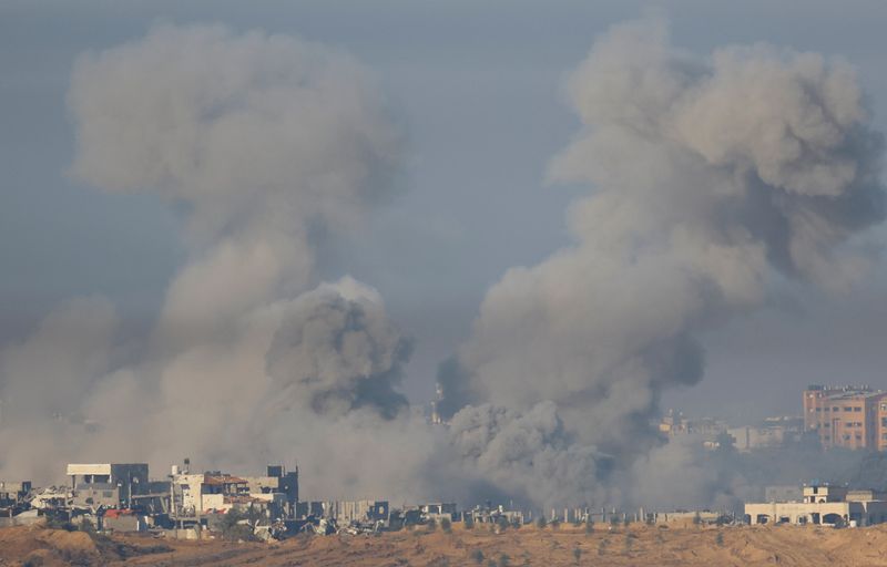 &copy; Reuters. دخان يتصاعد في غزة بعد انتهاء هدنة مؤقتة بين إسرائيل وحركة حماس كما شوهد من جنوب إسرائيل يوم الأحد. تصوير: ألكسندر إيرموشينكو - رويترز.