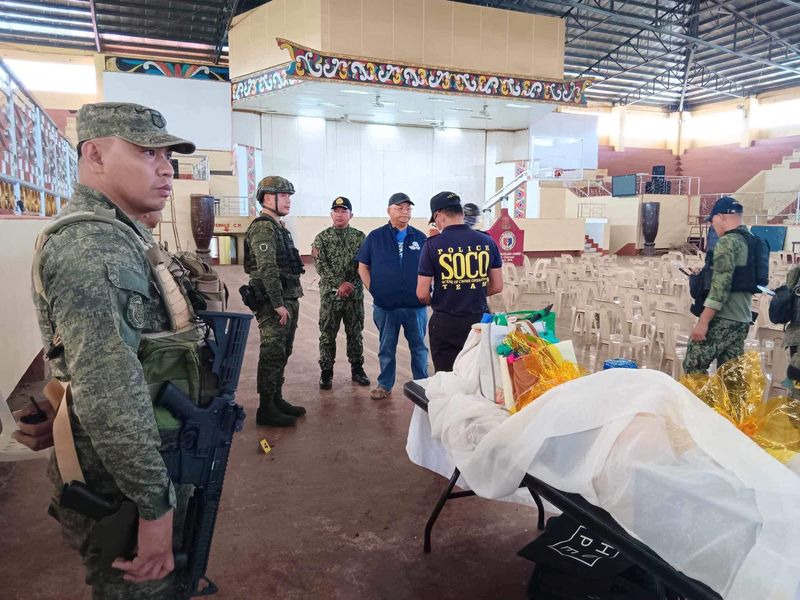 &copy; Reuters. Le gouverneur de Lanao Del Sur, Mamintal Adiong Jr., et des membres des forces de l'ordre après l'attentat à la bombe qui a fait plusieurs morts pendant une messe catholique, dans un gymnase de l'Université d'État de Mindanao à Marawi, aux Philippine