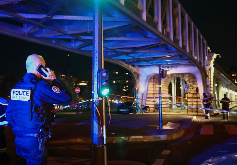 &copy; Reuters. الشرطة الفرنسية تأمن مدخل جسر بالقرب من برج إيفل بعد حادث أمني في باريس يوم السبت. تصوير: ستيفاني لوكوك - رويترز.