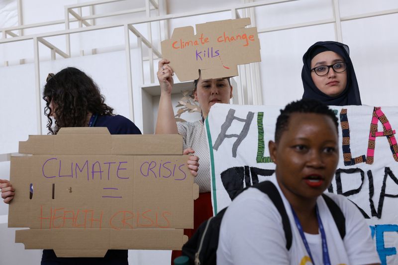 &copy; Reuters. Members of the International Federation of Medical Students Associations hold placards during a protest demanding an end to fossil fuels at COP28 World Climate Summit, in Dubai, United Arab Emirates, December 3, 2023. REUTERS/Amr Alfiky
