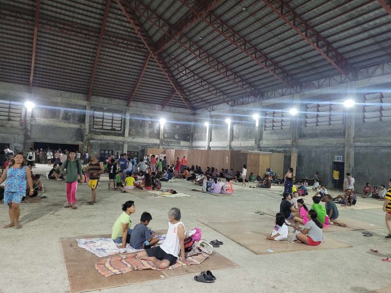 &copy; Reuters. Des personnes se rassemblent dans un centre d'évacuation, au lendemain d'un tremblement de terre, à Hinatuan, Surigao del Sur, Philippines. /Photo prise le 2 décembre 2023/REUTERS/Hinatuan LGU