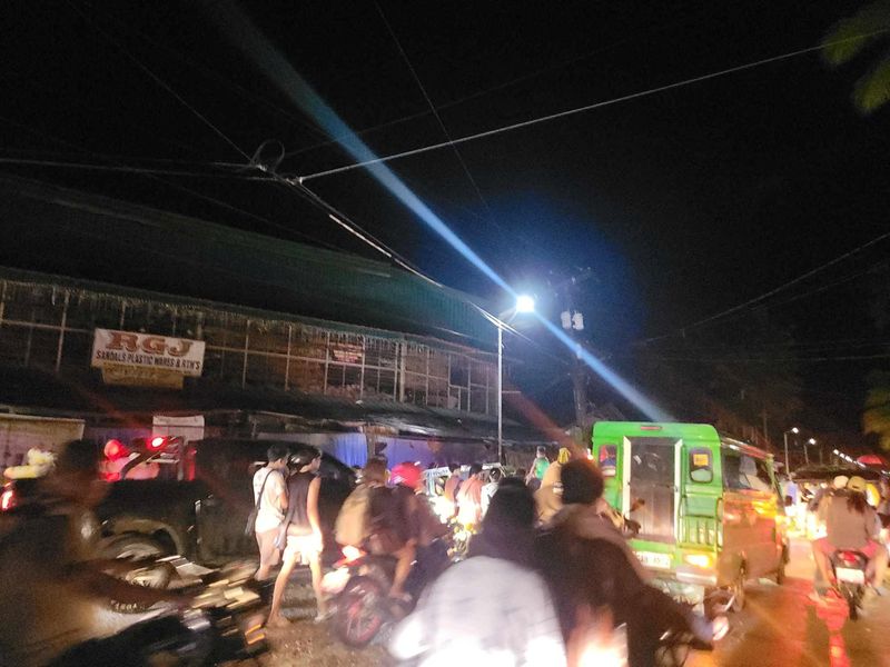 &copy; Reuters. إجلاء أشخاص بعد زلزال ضرب إقليم سوريجاو ديل سور فل الفلبين يوم السبت في صورة لرويترز من طرف ثالث. يحظر إعادة بيع الصورة أو الاحتفاظ بها في أر