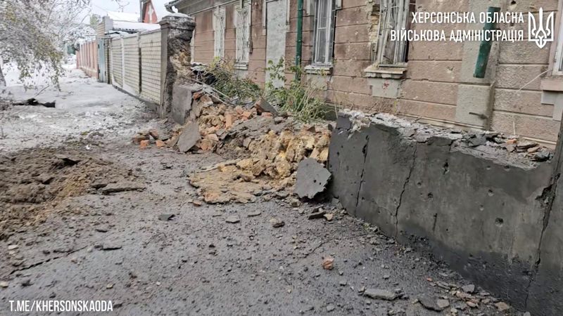 &copy; Reuters. جانب من الضرر الذي لحق بواجهة مبنى بعد هجوم مدفعي روسي على منطقة خيرسون الأوكرانية في صورة ثابتة من مقطع مصور صدر يوم 20 نوفمبر تشرين الثاني 20
