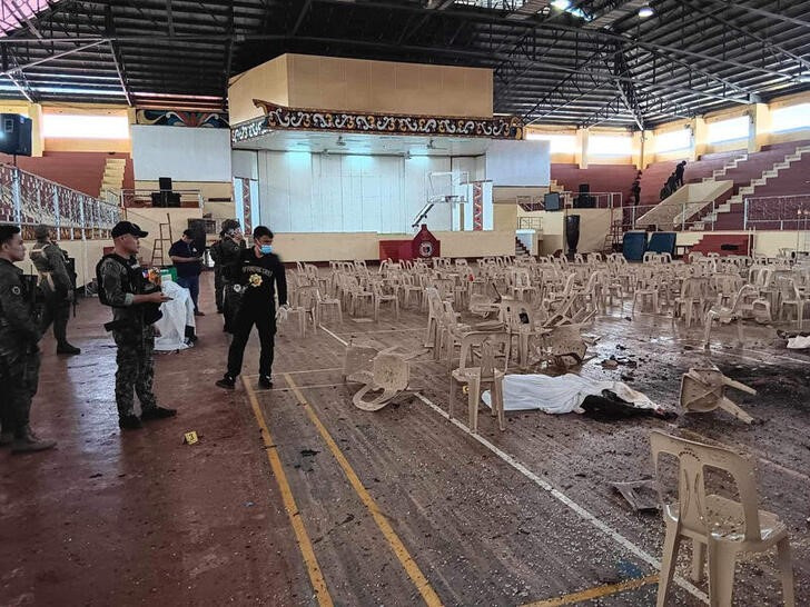 &copy; Reuters. MATERIAL SENSIBLE. ESTA IMAGEN PUEDE OFENDER O PERTURBAR. Las autoridades investigan una explosión ocurrida durante una misa católica en un gimnasio en la Universidad Estatal de Mindanao, en Marawi, Filipinas. 3 diciembre 2023. Gobierno provincial de La