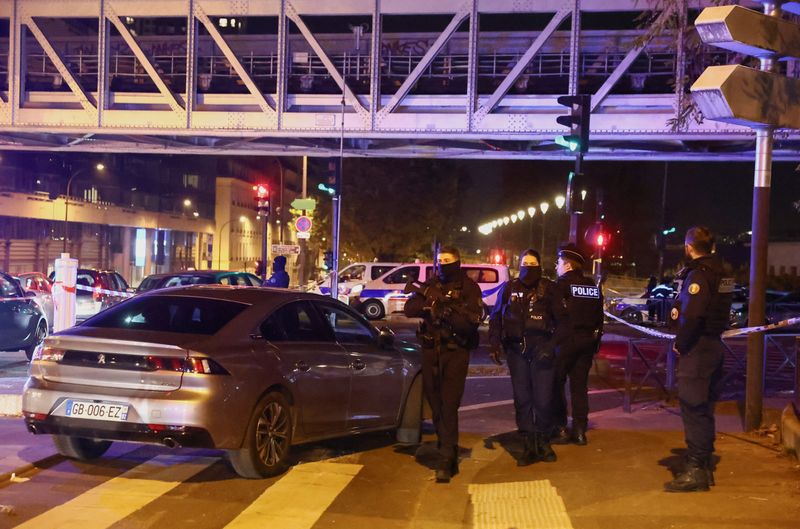 © Reuters. French police secures the access to the Bir-Hakeim bridge after a security incident in Paris, France December 3, 2023. REUTERS/Stephanie Lecocq