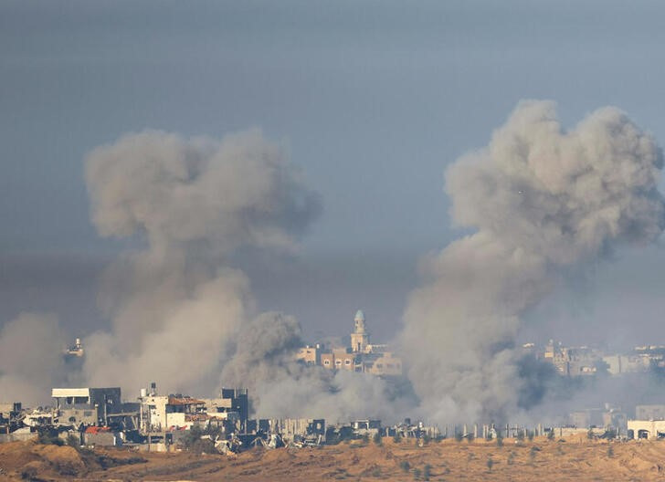 &copy; Reuters. Columnas de humo se elevan al cielo tras un bombardeo israelí en Gaza, visto desde el sur de Israel. 3 diciembre 2023. REUTERS/Alexander Ermochenko