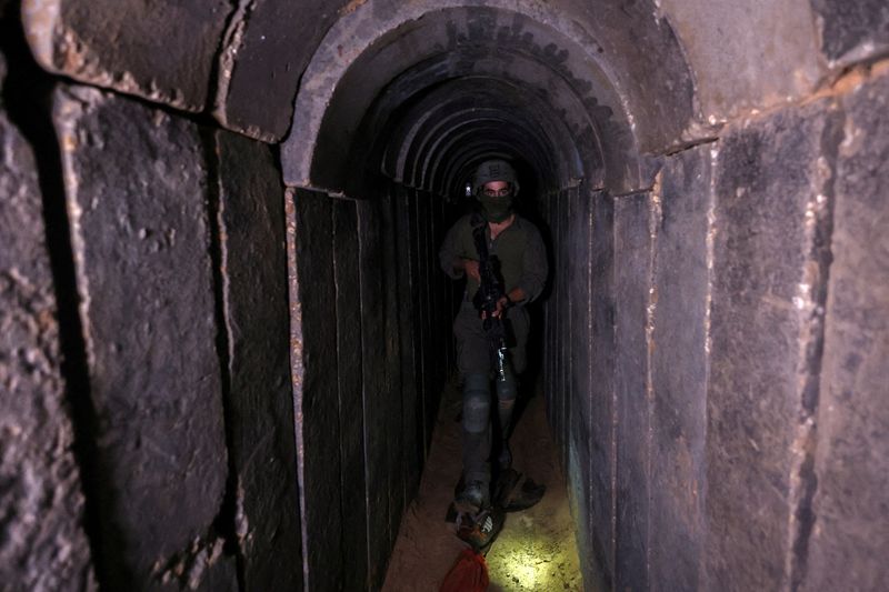 &copy; Reuters. Un soldat israélien traverse un tunnel sous l'hôpital Al Shifa dans la ville de Gaza, dans le nord de la bande de Gaza. /Photo prise le 22 novembre 2023/REUTERS/Ronen Zvulun