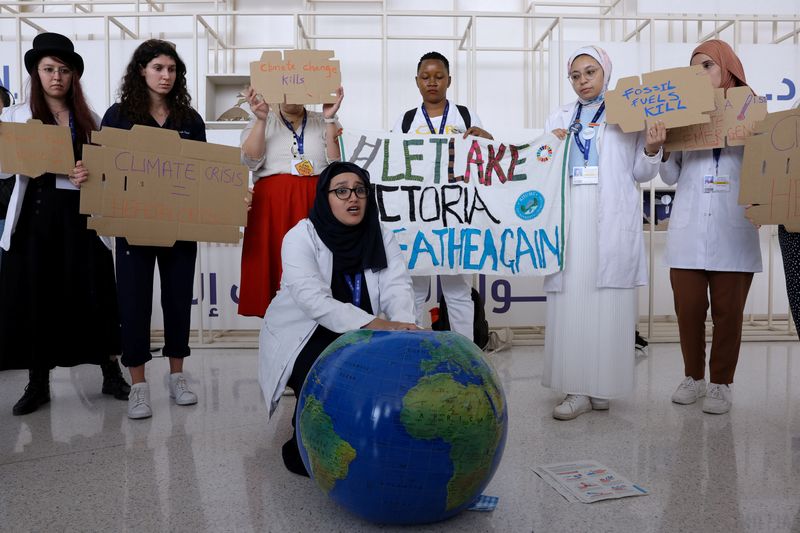 &copy; Reuters. أعضاء في الاتحاد الدولي لجمعيات طلاب الطب حاملين لافتات خلال احتجاج للمطالبة بإنهاء استخدام الوقود الأحفوري في قمة مؤتمر الأمم المتحدة الم