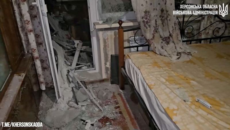 © Reuters. Debris is scattered inside an apartment after shelling in a residential block in Kherson, Ukraine, in this screengrab taken from a video released on December 3, 2023.  Kherson Regional State Administration/Handout via REUTERS