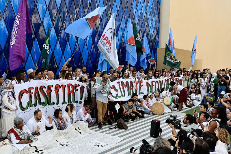 &copy; Reuters. ناشطون في مجال المناخ يحتجون تضامنا مع الفلسطينيين في غزة في مؤتمر الأمم المتحدة المعني بتغير المناخ كوب28 في دبي يوم الأحد. تصوير: ثائر السو