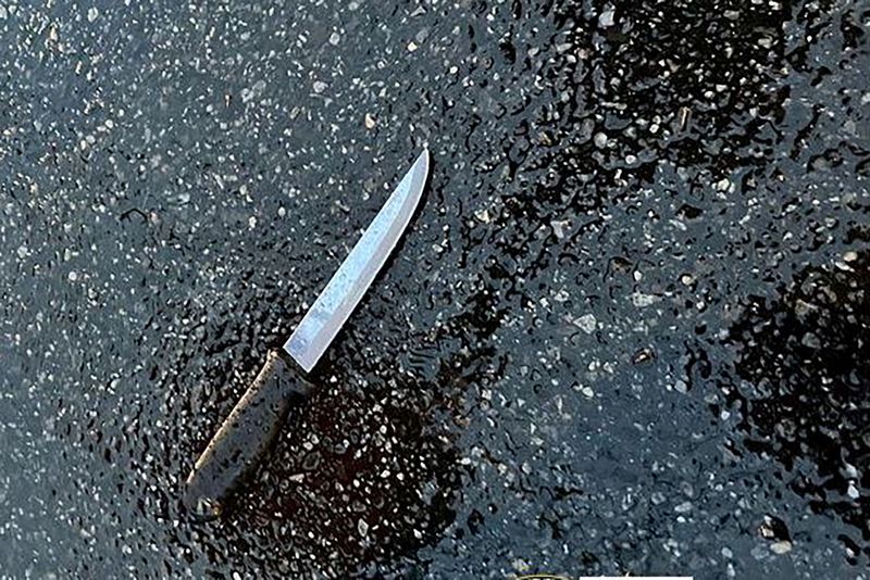 &copy; Reuters. سكين ملقي على الأرض عثر عليها في مكان حادث قتل رجل لأربعة من أفراد عائلته وطعن ضابطي شرطة في منزل بحي كوينز في مدينة نيويورك يوم الأحد. صورة ل