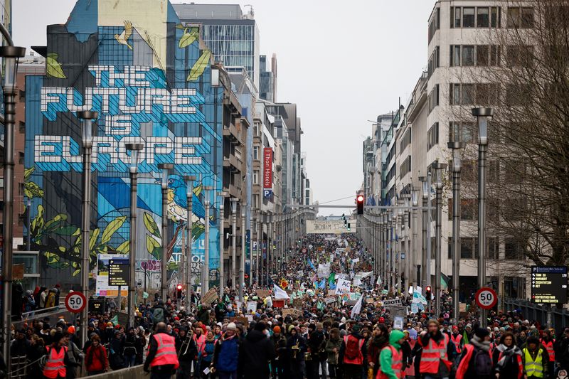 &copy; Reuters. أشخاص يشاركون في احتجاج مناخي في بروكسل يوم الأحد. تصوير: جوانا جيرون - رويترز.
