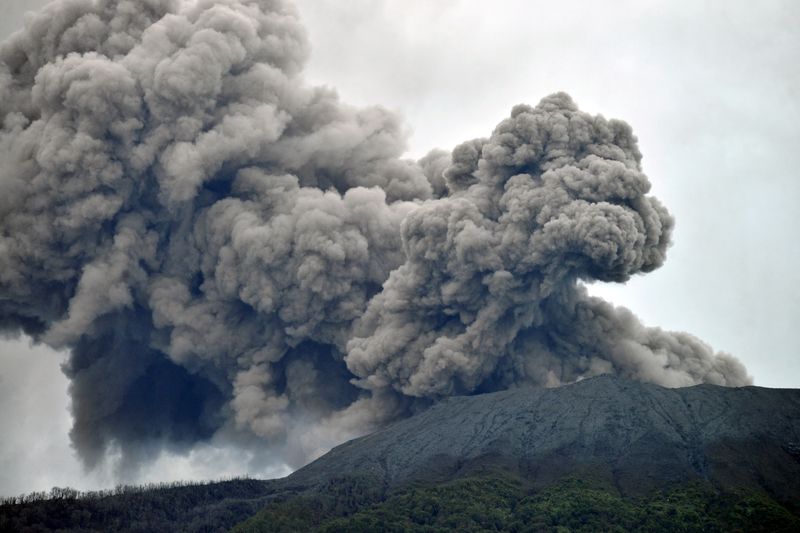 &copy; Reuters. Mount Marapi volcano spews volcanic ash as seen from Nagari Batu Palano in Agam, West Sumatra province, Indonesia, December 4, 2023, in this photo taken by Antara Foto. Antara Foto/Iggoy el Fitra/via REUTERS