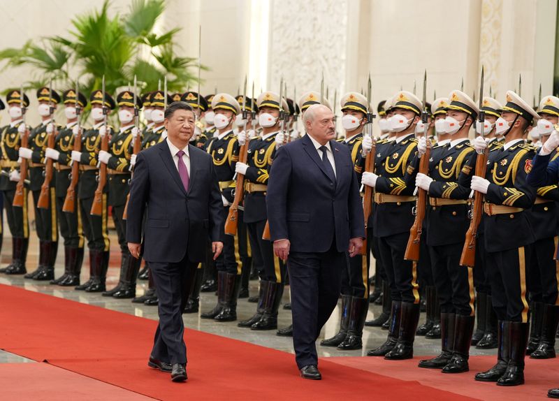 &copy; Reuters. الرئيس الصيني شي جين و رئيس روسيا البيضاء ألكسندر لوكاشينكو يستعرضان حرس الشرف خلال مراسم استقبال أقيمت للوكاشينكو بمناسبة زيارته للصين في