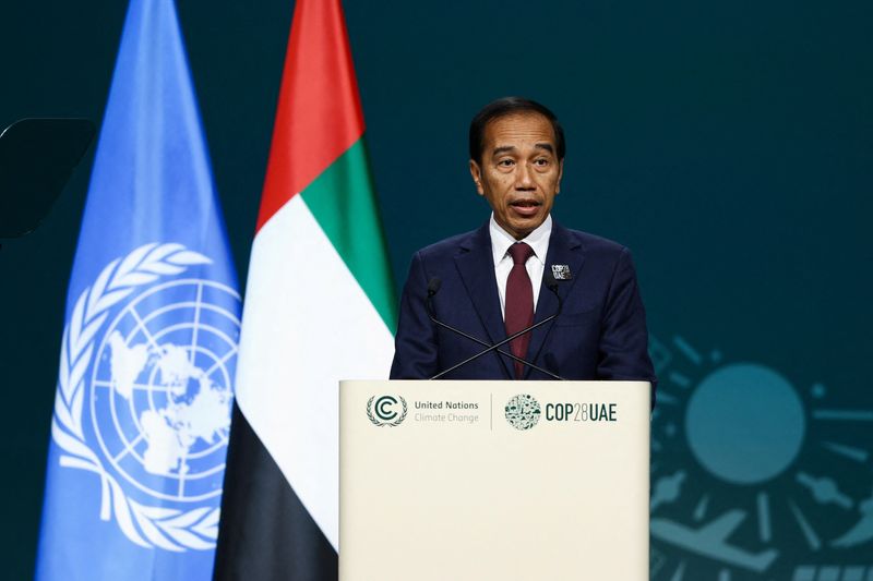 &copy; Reuters. الرئيس الإندونيسي جوكو ويدودو يلقي بيانا في قمة مؤتمر الأمم المتحدة المعني بتغير المناخ (كوب28) في دبي يوم الأول من ديسمبر كانون الأول 2023. تصو