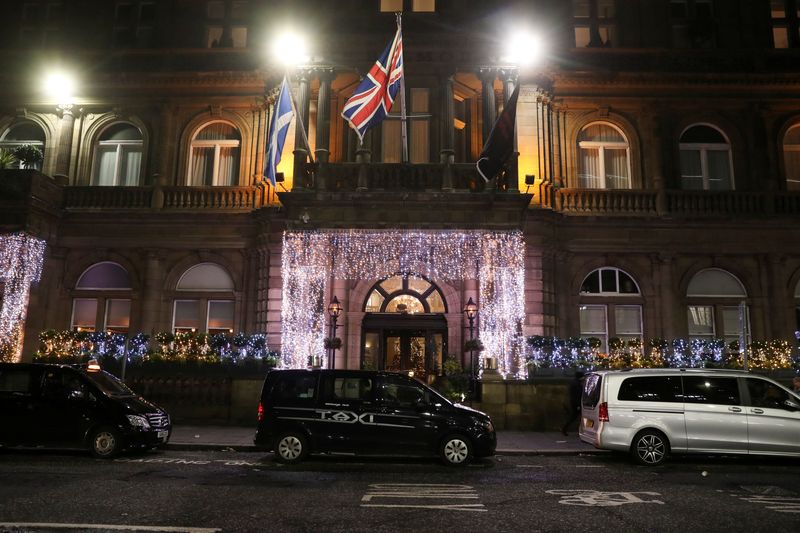 &copy; Reuters. FILE PHOTO: Taxis queue at Princes street in front of the Balmoral Hotel after celebrations in Scotland were cancelled, as the spread of the coronavirus disease (COVID-19) continues, in Edinburgh, Scotland, Britain, December 31, 2021. REUTERS/Russell Chey