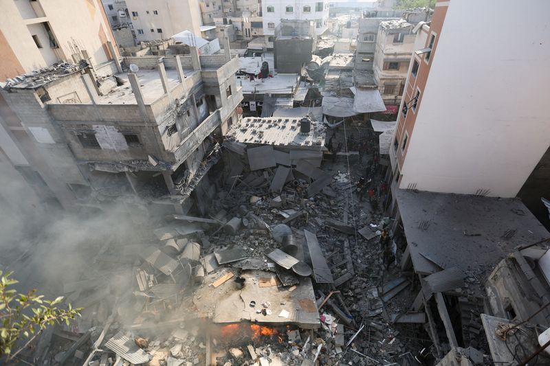 &copy; Reuters. فلسطينيون يتفقدون منزلا دُمر في قصف إسرائيلي في مدينة خان يونس بجنوب قطاع غزة يوم الرابع من ديسمبر كانون الأول 2023. تصوير: إبراهيم أبو مصطفى - 