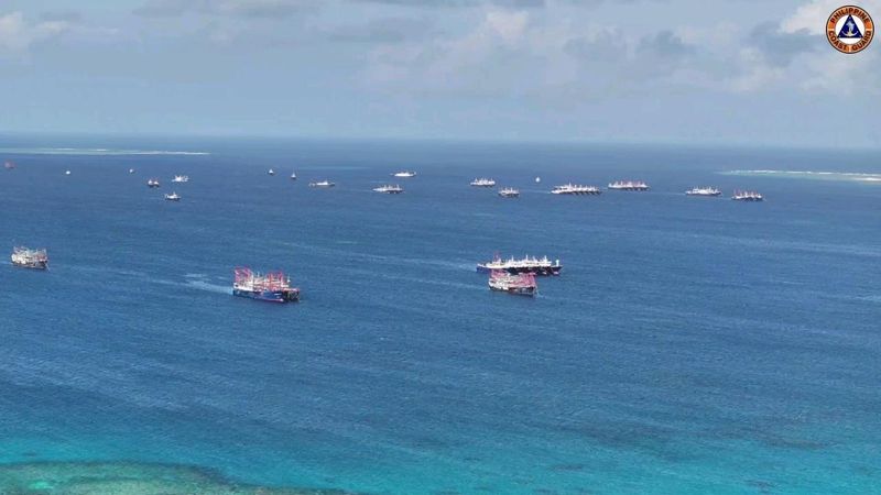 &copy; Reuters. زوارق حربية صينية في منطقة ويتسن في بحر الصين الجنوبي يوم الثاني من ديسمبر كانون الأول 2023 . صورة لرويترز من خفر السواحل الفلبيني . تحظر إعادة 