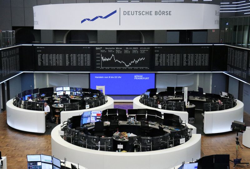 &copy; Reuters. FOTO DE ARCHIVO: El índice de precios de las acciones alemanas DAX en la bolsa de Fráncfort, Alemania. 20 de noviembre de 2023. REUTERS/Staff