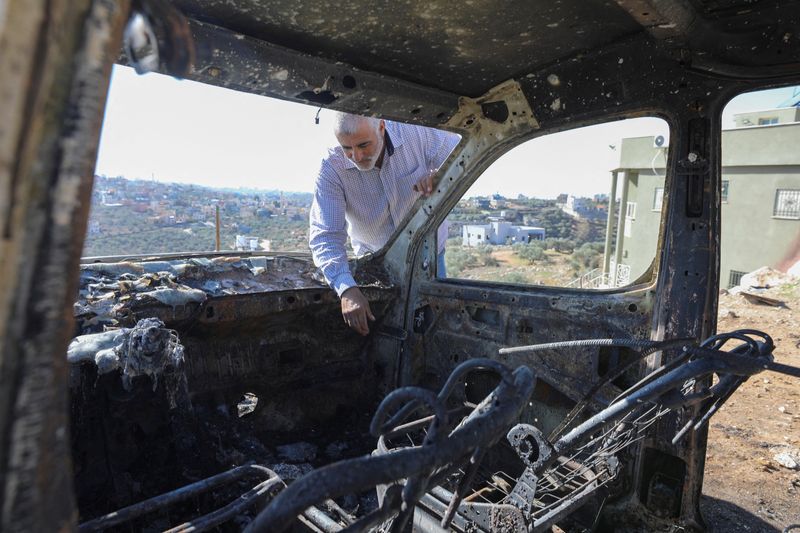 &copy; Reuters. فلسطيني يتفقد سيارة محترقة إثر هجوم لمستوطنين في سلفيت بالضفة الغربية المحتلة يوم الثالث من ديسمبر كانون الأول 2023. تصوير: يسري الجمال - رويت