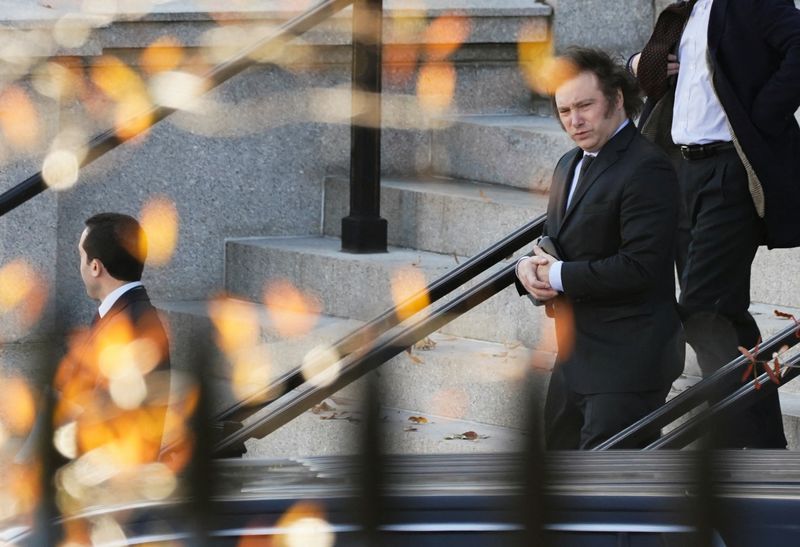 &copy; Reuters. Argentine President-elect Javier Milei walks down the steps of the Eisenhower Executive Office Building after meeting with Biden adminstration staff at the White House complex in Washington, U.S., November 28, 2023. REUTERS/Kevin Lamarque