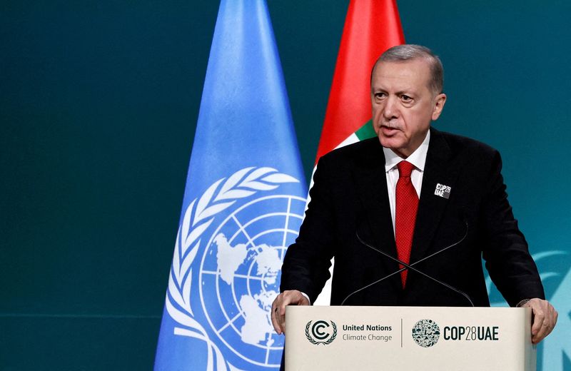 &copy; Reuters. Presidente da Turquia, Tayyip Erdogan, discursa durante a conferência do clima da ONU COP28, em Dubai
01/12/2023 REUTERS/Thaier Al Sudani