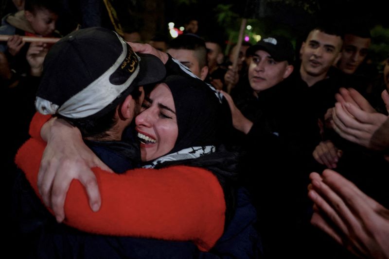 © Reuters. A Palestinian prisoner hugs his mother after being released amid a hostages-prisoners swap deal between Hamas and Israel, in Ramallah, in the Israeli-occupied West Bank, December 1, 2023. REUTERS/Ammar Awad       