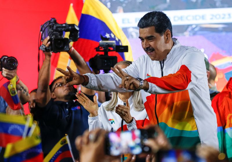 &copy; Reuters. Presidente da Venezuela, Nicolás Maduro, acena para apoiadores durante referendo sobre disputa territorial com Guiana
03/12/2023 REUTERS/Leonardo Fernandez Viloria