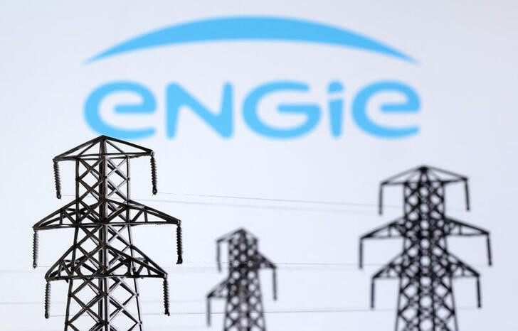 © Reuters. Electric power transmission pylon miniatures and Engie logo are seen in this illustration taken, December 9, 2022. REUTERS/Dado Ruvic/Illustration