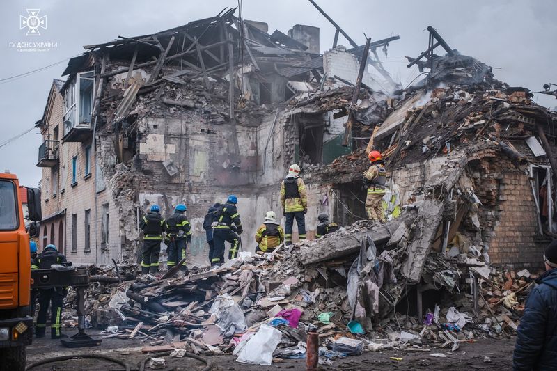 &copy; Reuters. عمال إنقاذ في موقع مبنى سكني تضرر جراء ضربة صاروخية روسية في مدينة نوفوروديفكا في منطقة دونيتسك بشرق أوكرانيا يوم 30 نوفمبر تشرين الثاني 2023. 