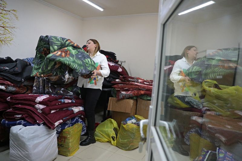 &copy; Reuters. Photo de Lilia Abrahamian, travailleuse caritative, montre des couvertures préparées pour les réfugiés de la région du Haut-Karabakh à Vanadzor. /Photo prise le 23 novembre 2023 à Vanadzor, Arméni/REUTERS/Irakli Gedenidze